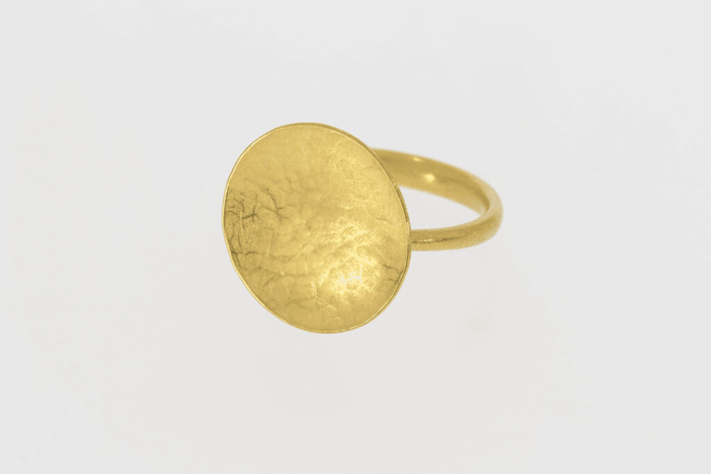Goldring mit rundem, fein gehämmerten Aufsatz