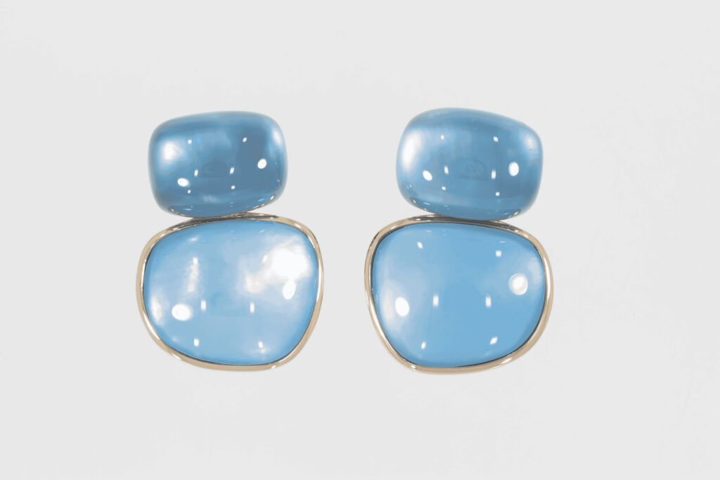 Ohrstecker mit blauen Edelsteinen, gold umrandet