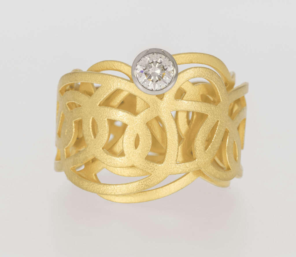 Goldring mit Muster und rundem Diamant