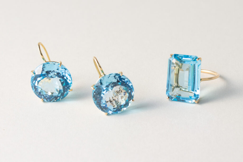 Ohrringe mit blauem Diamant