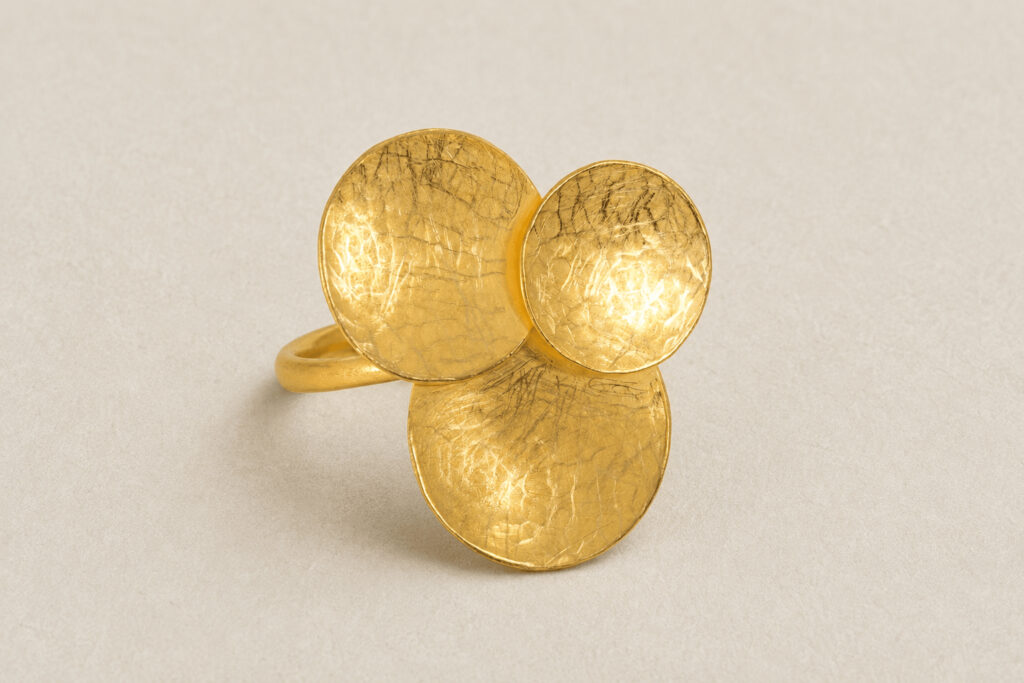 Goldring mit 3 runden Plättchen und fein gehämmerter Oberfläche