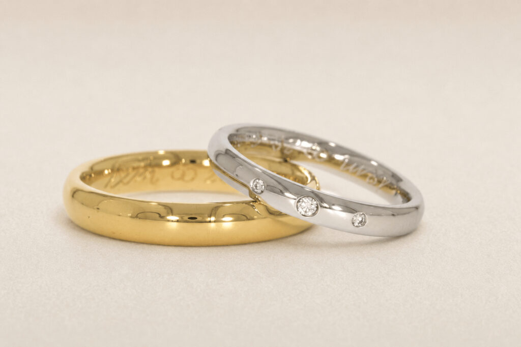 goldene und silberne Eheringe mit Diamanten und Gravur