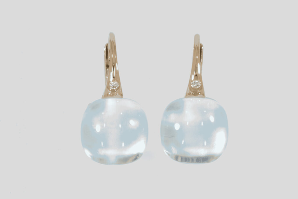 Ohrringe mit Edelsteinen und kleinen Diamanten