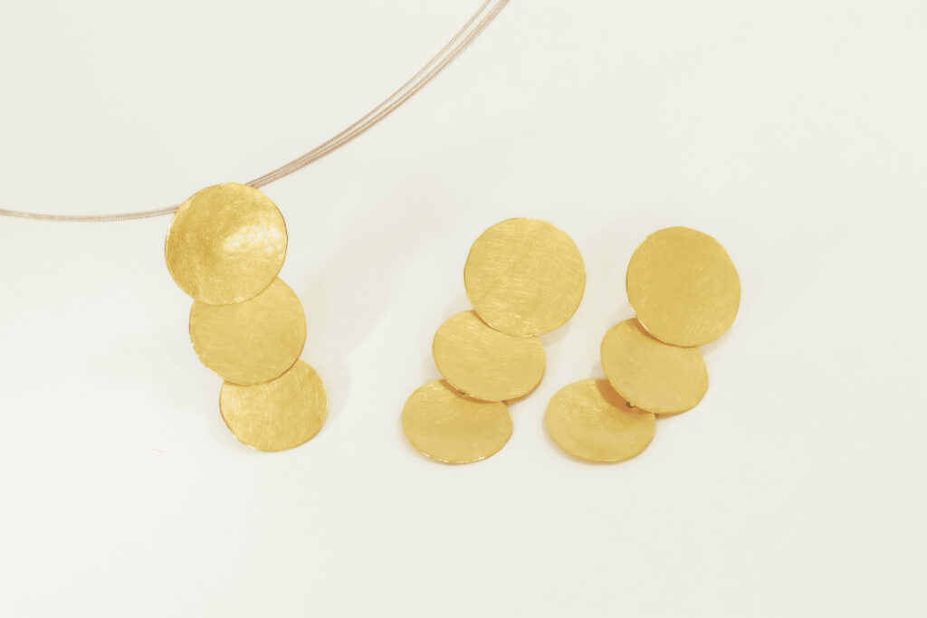 Goldhalskette und hängende Ohrstecker aus 18 Karat Gold mit fein gehämmerter Oberfläche