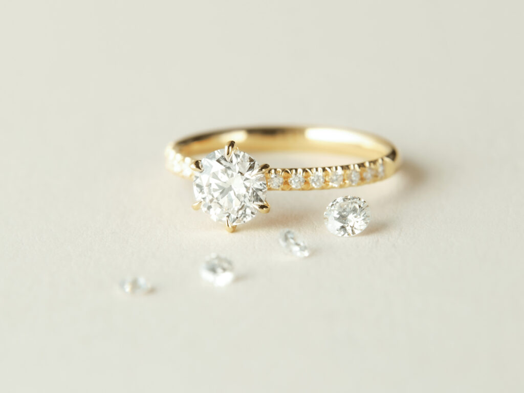 goldener Verlobungsring mit Diamanten veredelt