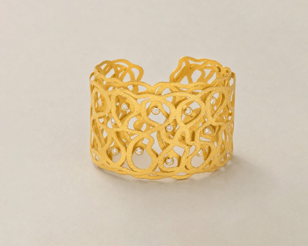 Armband aus 18 Karat Gold mit Muster und kleinen Diamanten