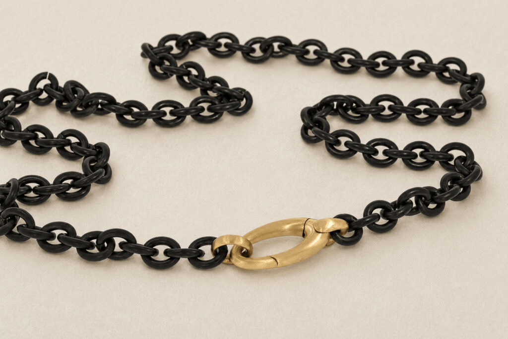 schwarze Halskette mit goldenem Verschluss