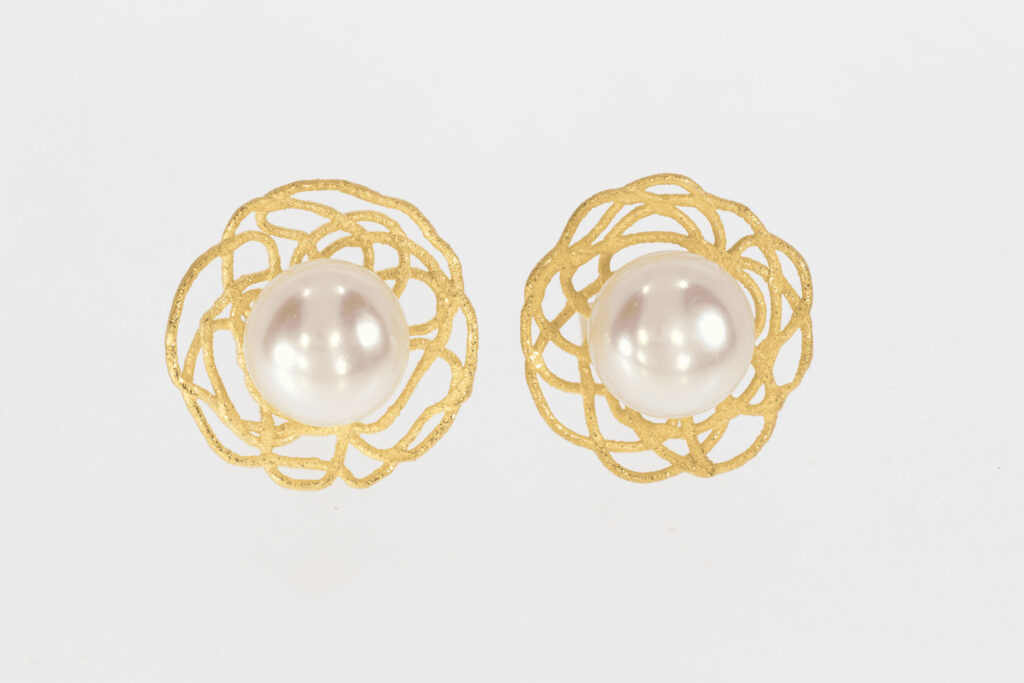 Ohrstecker aus 18 Karat Gold mit Muster und weißen Perlen