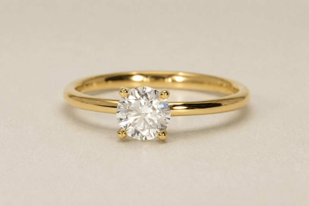 goldener Verlobungsring mit einem Diamant