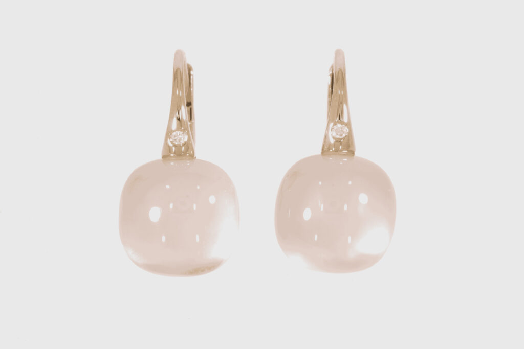 Ohrringe mit rosa Edelsteinen und kleinen Diamanten