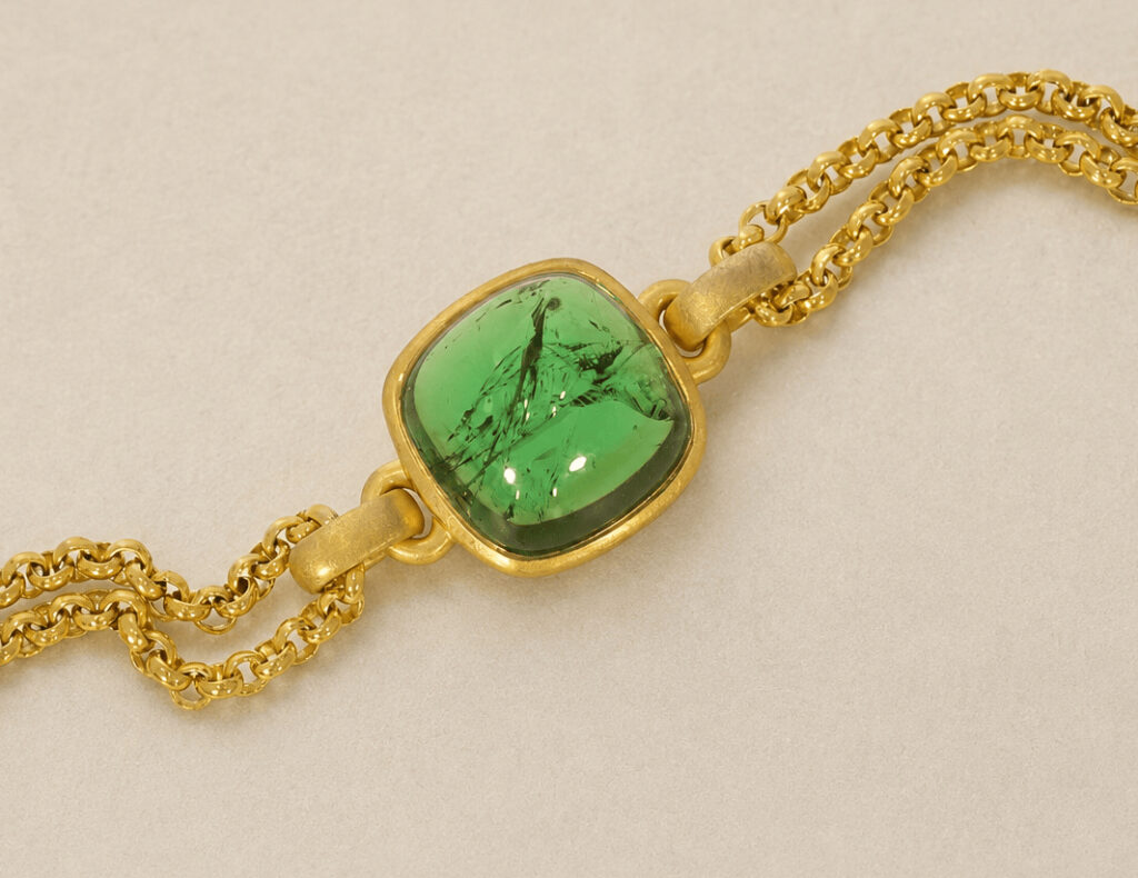 Armkette mit grünem Edelstein