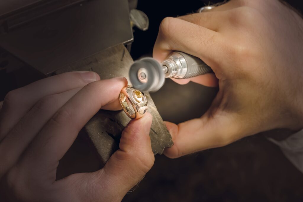 Ring reinigen und polieren in der Werkstatt