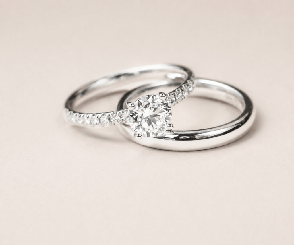 silberne Eheringe mit Diamanten
